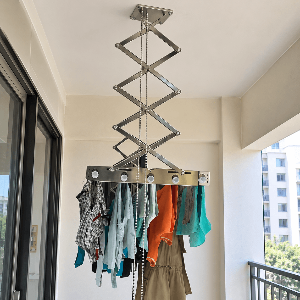Automated roof hanger with zig-zag lifting mechanism